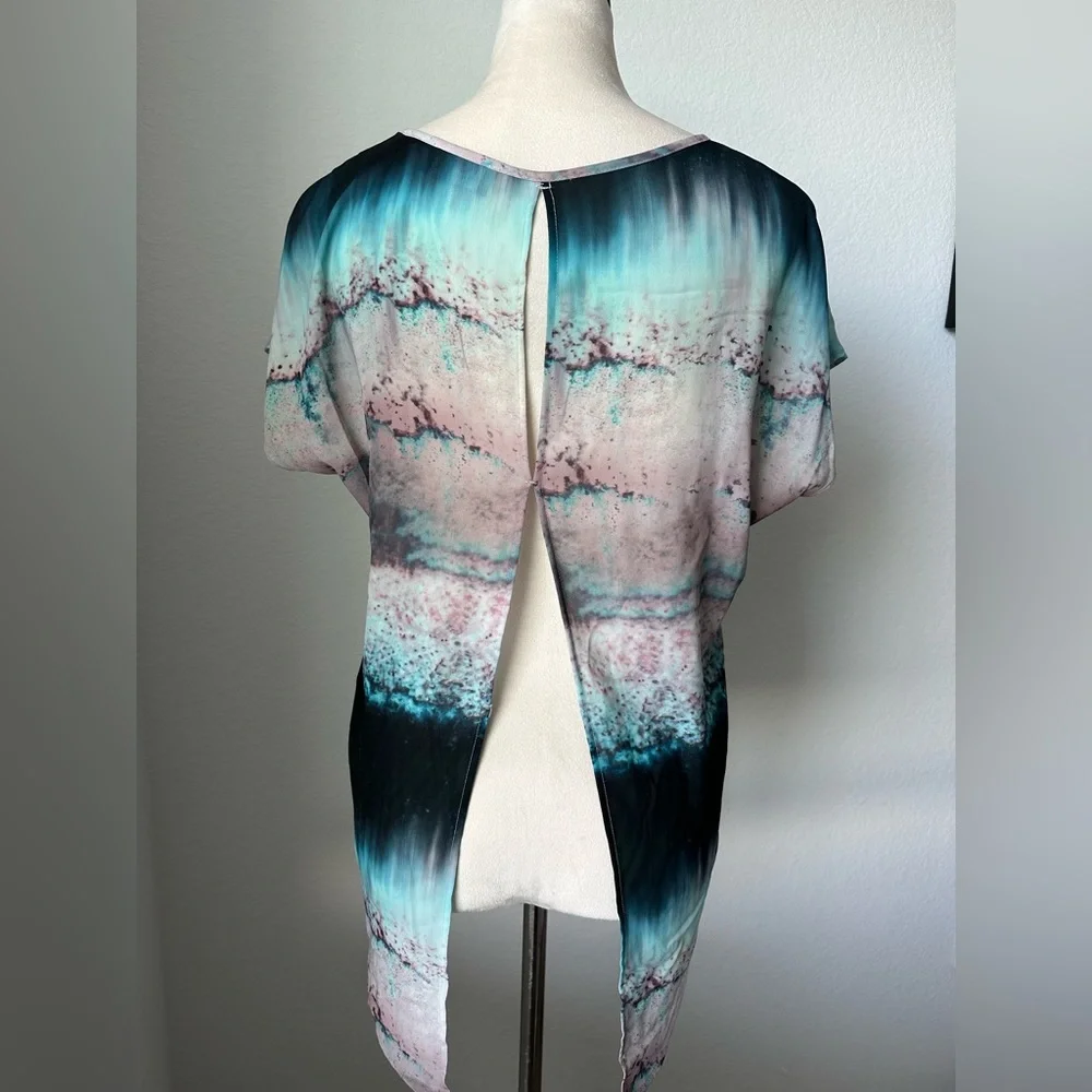 High-Low Abstract Blouse - Picture 5 of 9